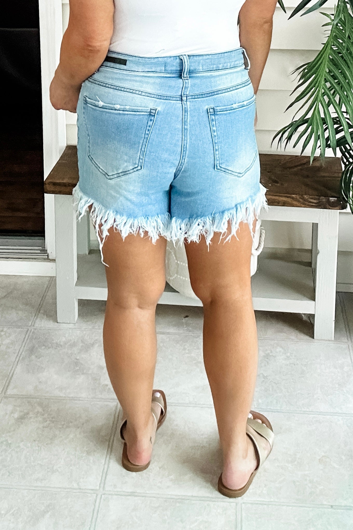 (L) Risen Fringe Denim Shorts