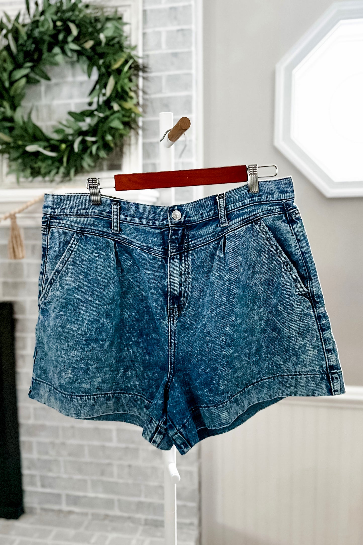 (16) AE Acid Wash Mom Short