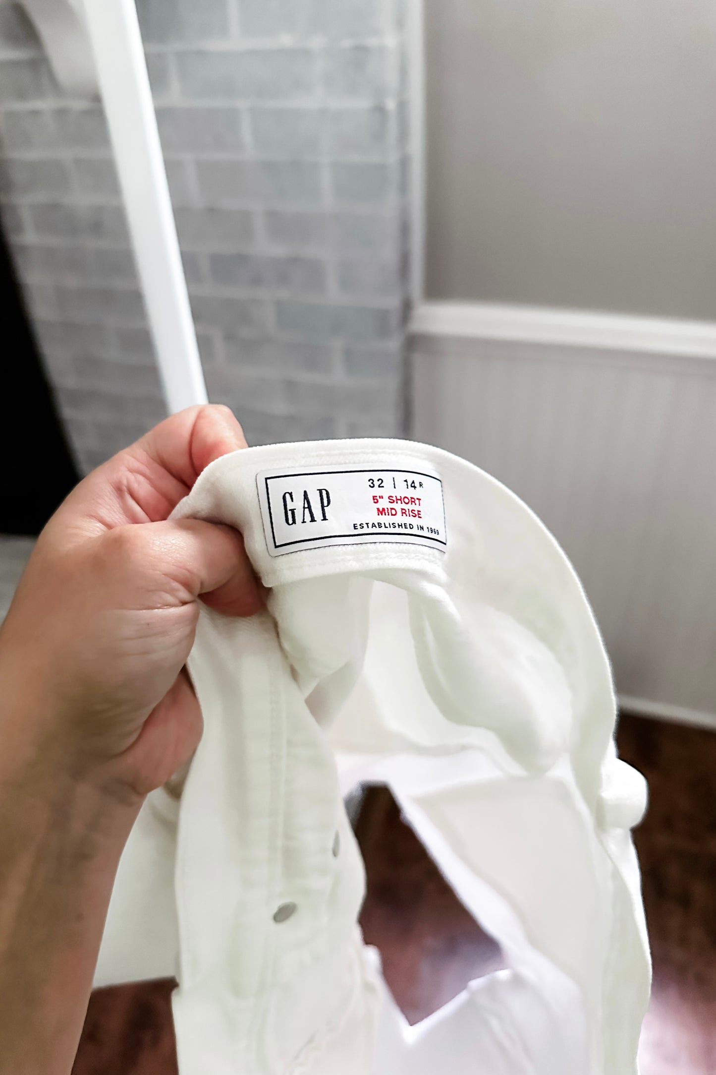 (14) Gap 5” White Shorts