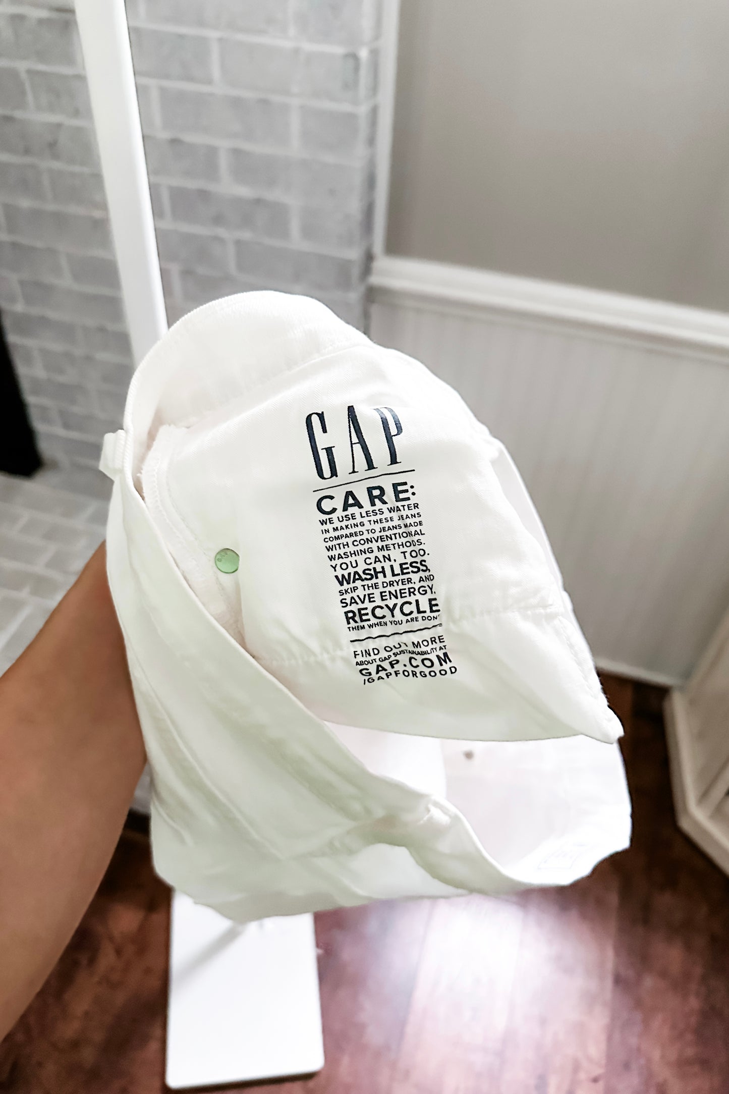 (14) Gap 5” White Shorts