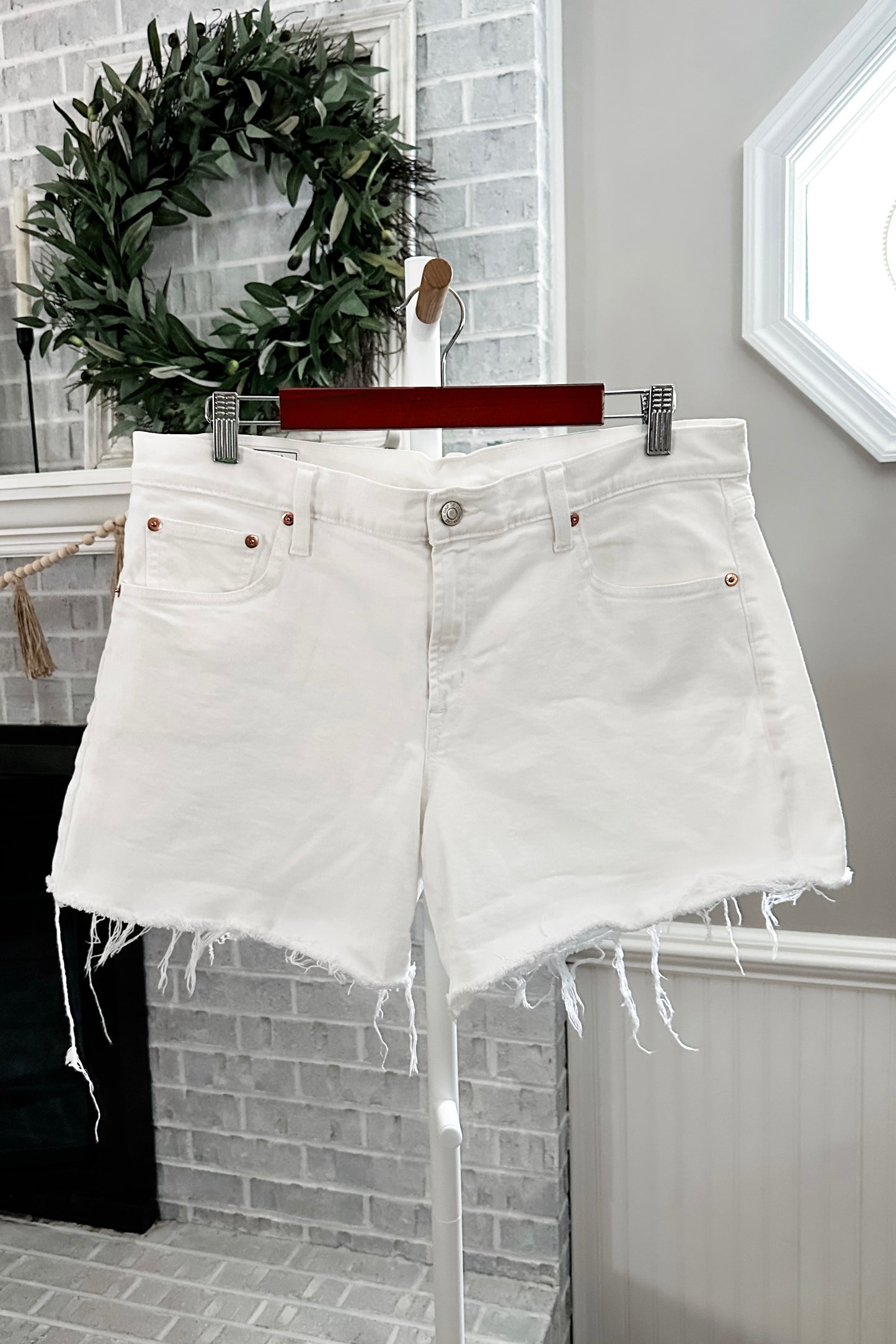 (14) Gap 5” White Shorts