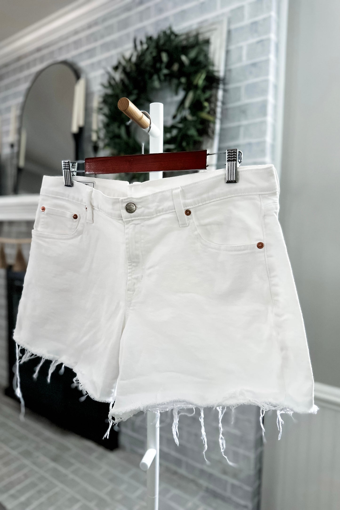 (14) Gap 5” White Shorts