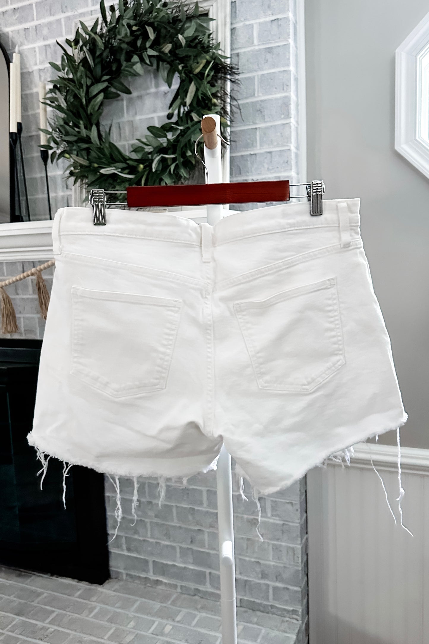 (14) Gap 5” White Shorts